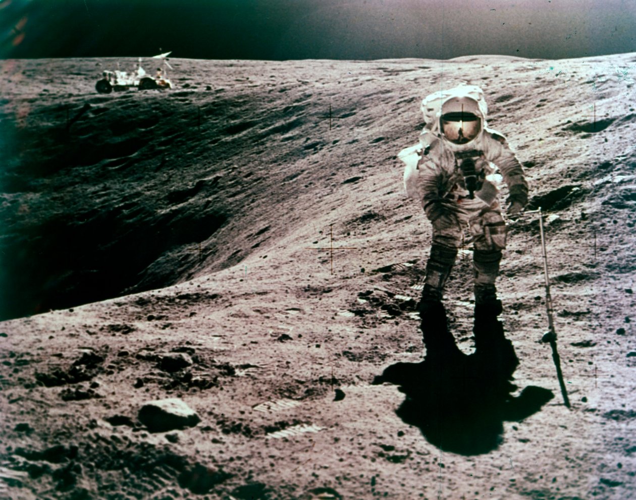 Astronaut Charles Duke an der Descartes-Landestelle, Apollo 16 Mission, April 1972 von John Watts Young