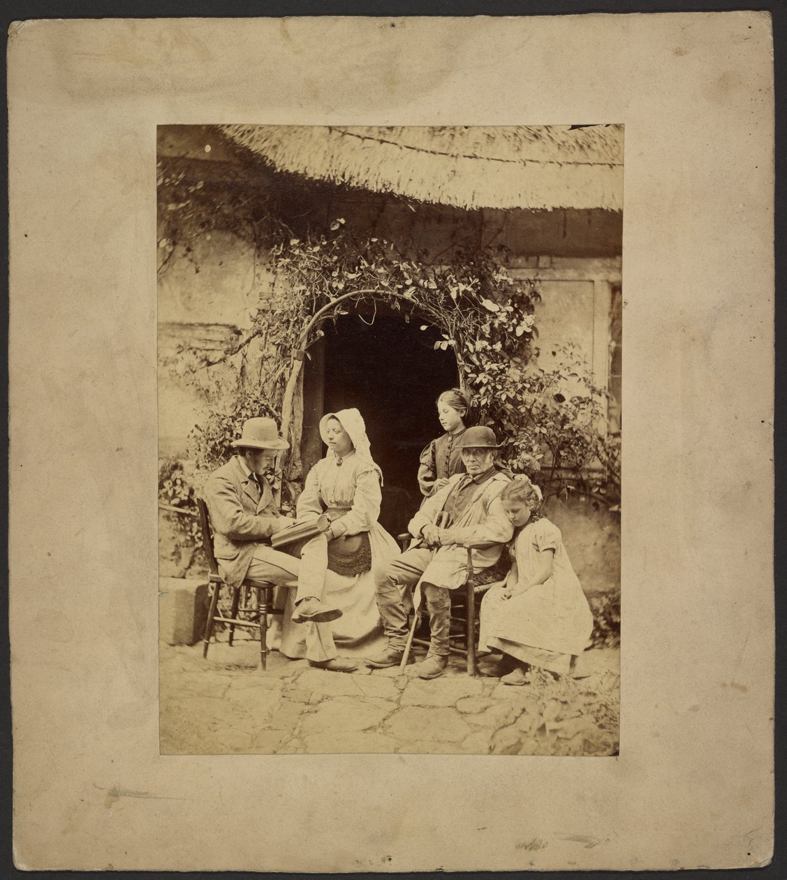 [Gruppe vor offener Tür: zwei Männer mit Hüten, Frau mit Haube, zwei junge Mädchen - eines stehend] von John Whistler