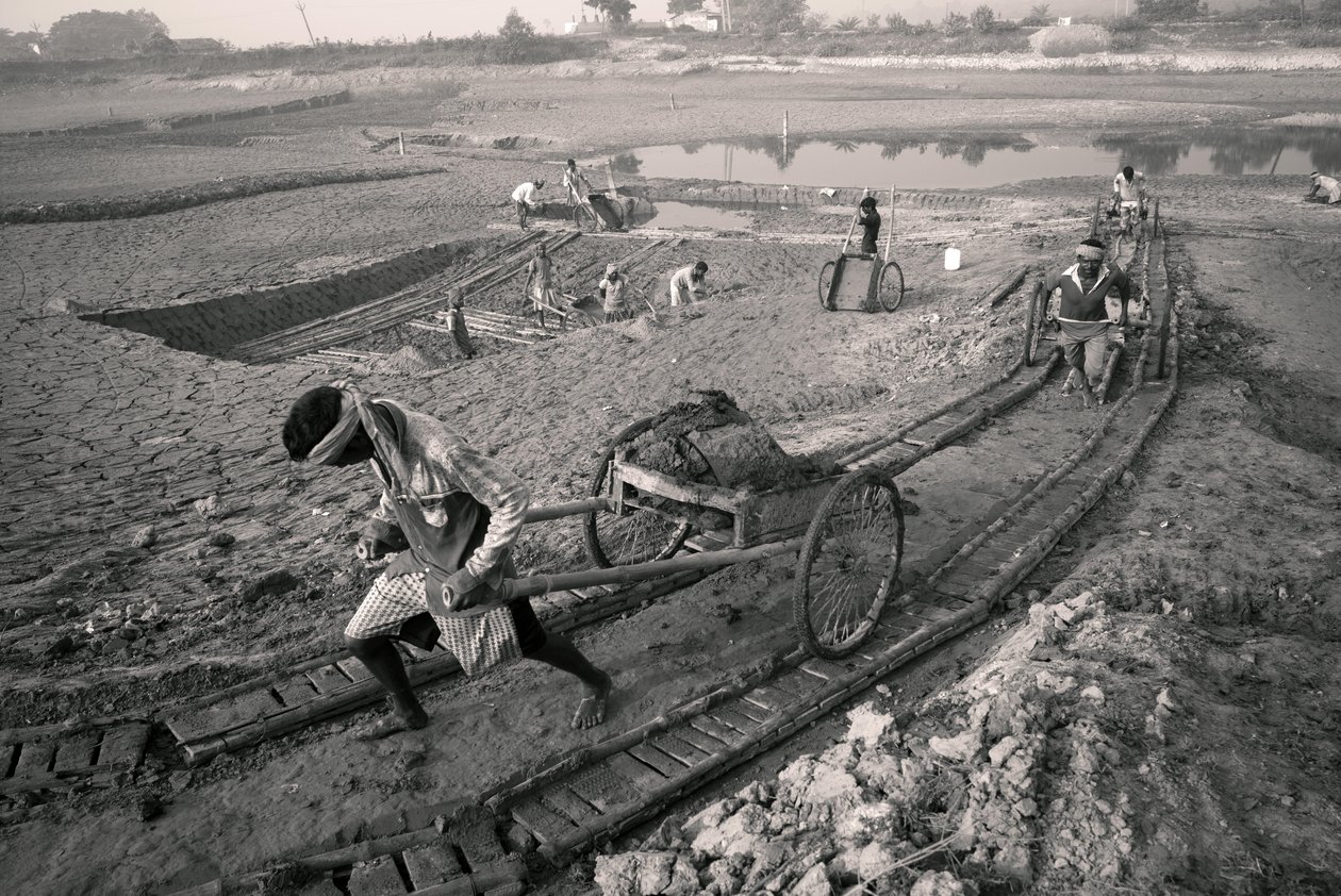 Ziegelfabriken in Kolkata, Indien, 2016 von Jon Nicholson