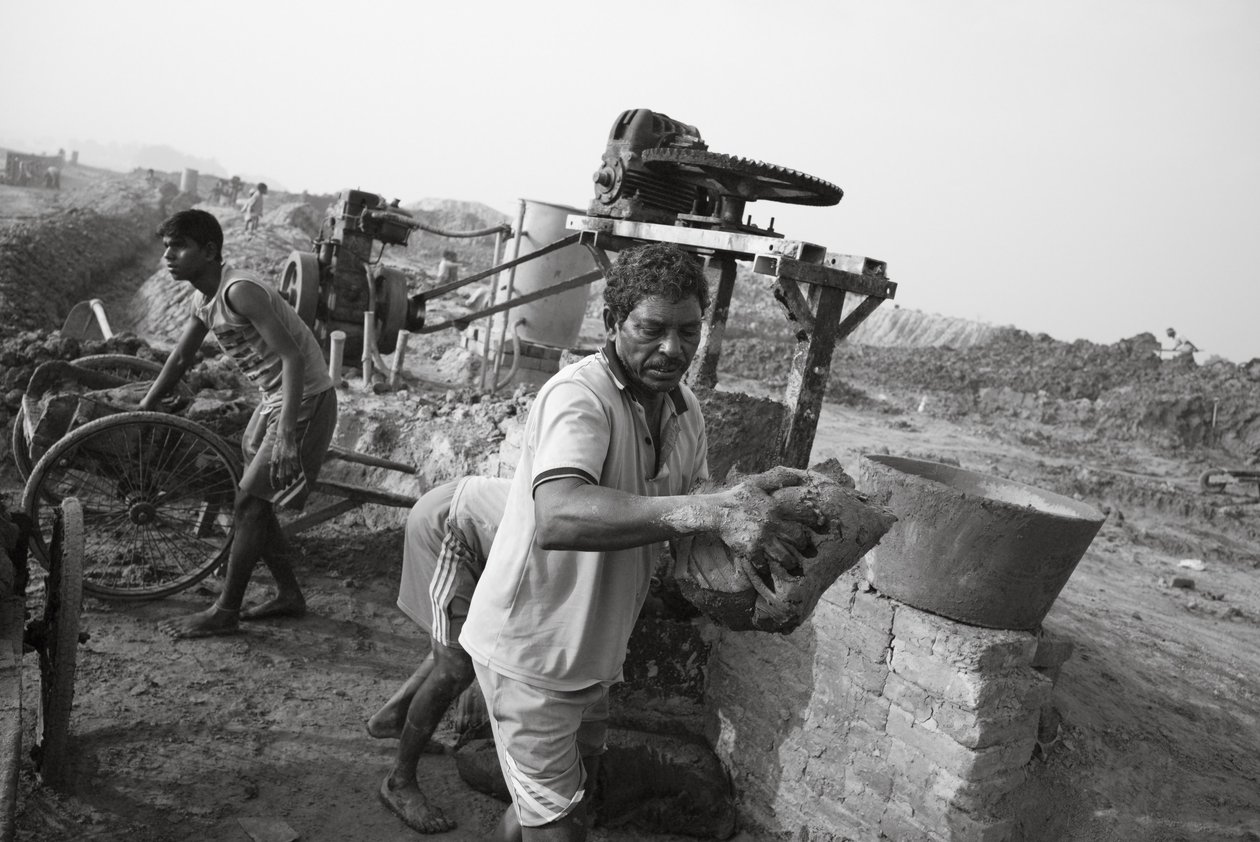 Ziegelfabriken in Kolkata, Indien, 2016 von Jon Nicholson