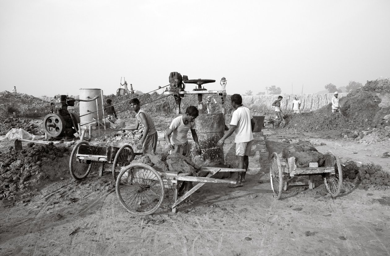 Ziegelfabriken in Kolkata, Indien, 2016 von Jon Nicholson