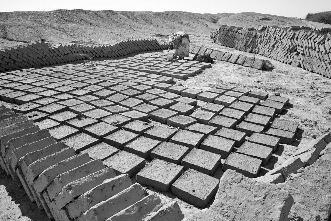 Ziegelfabriken in Rajasthan, Indien, 2016 von Jon Nicholson