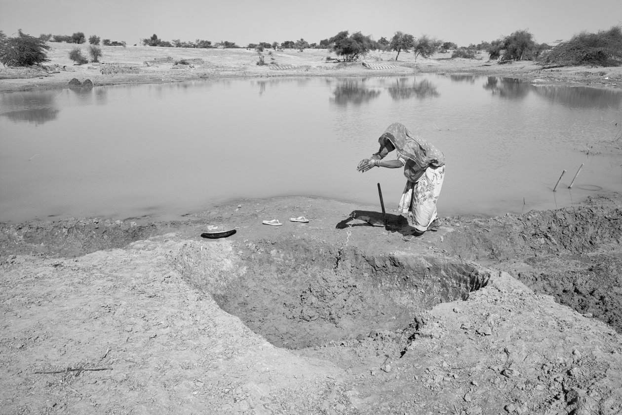 Ziegelfabriken in Rajasthan, Indien, 2016 von Jon Nicholson