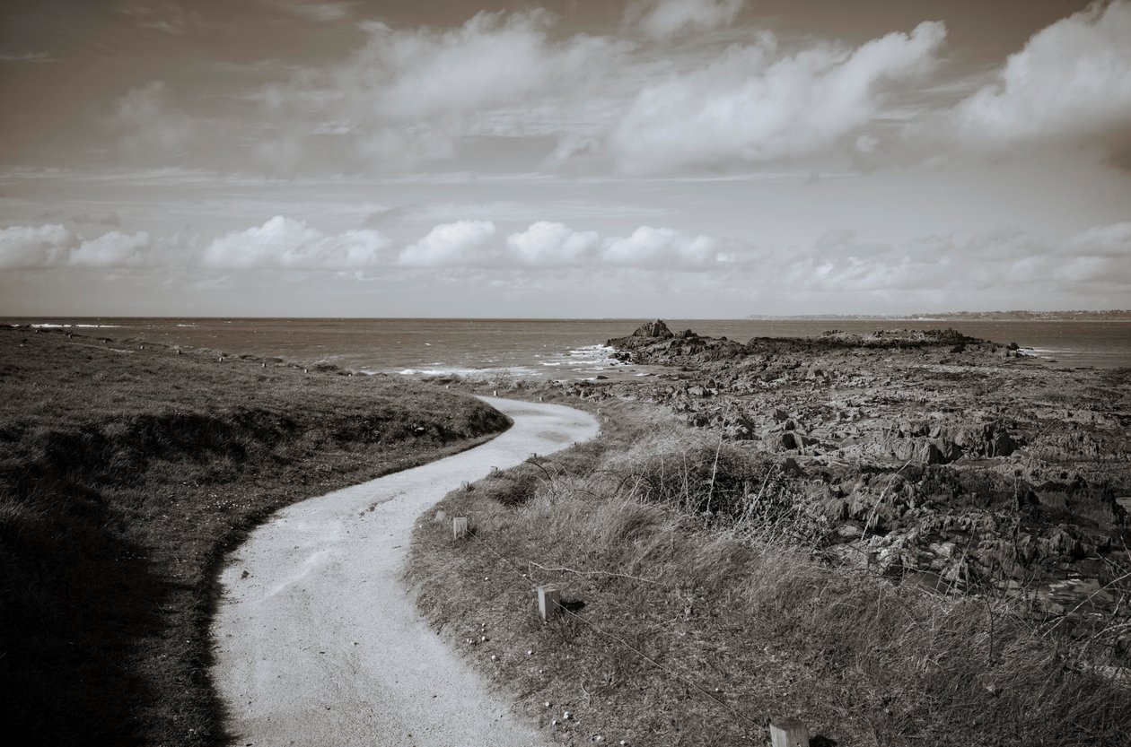Locquirec in der Bretagne und La Roche Tombee, fallender Felsen von Jon Nicholson