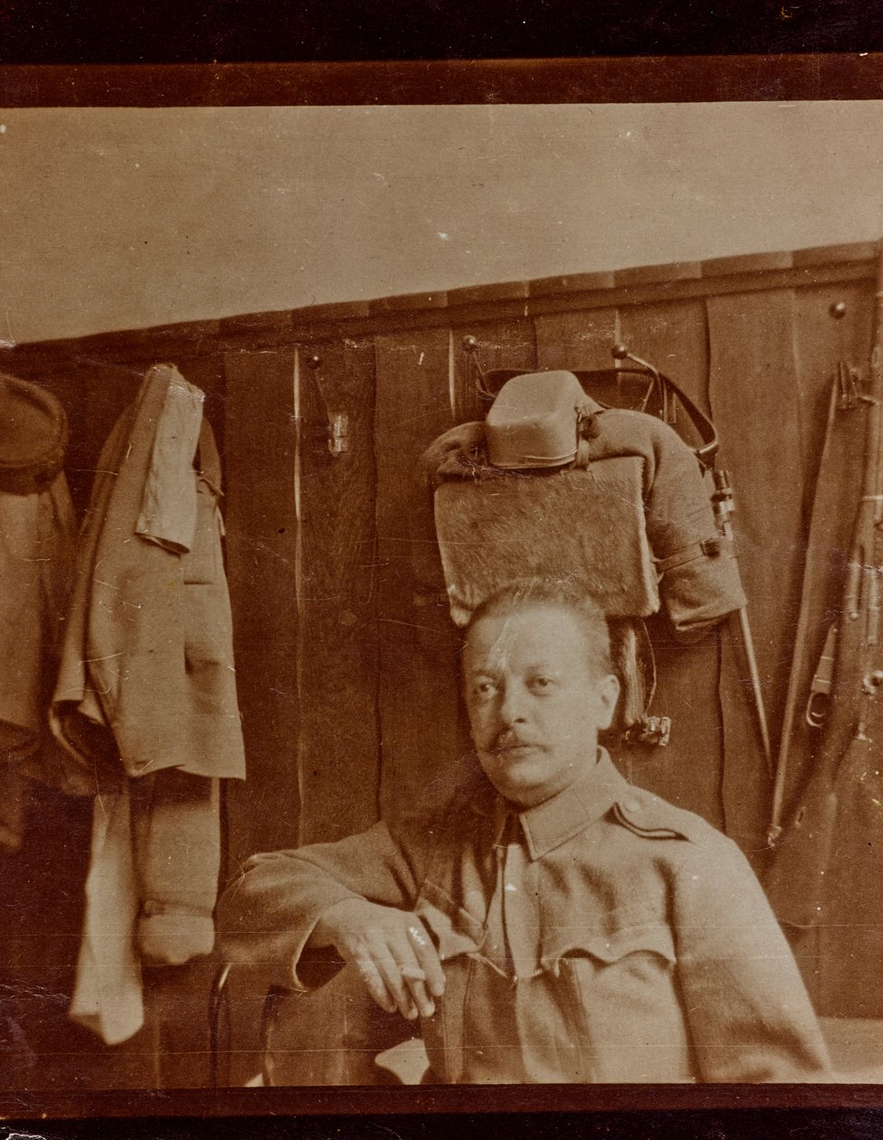 Album "Meine Weltkriegs-Erinnerungen Südwestfront (Kärnten, Italien, Südtirol) 31/03/1915-12/11/1918 - Josef Zohles Wien": Porträt eines Soldaten (s/w Foto) von Josef Zohles
