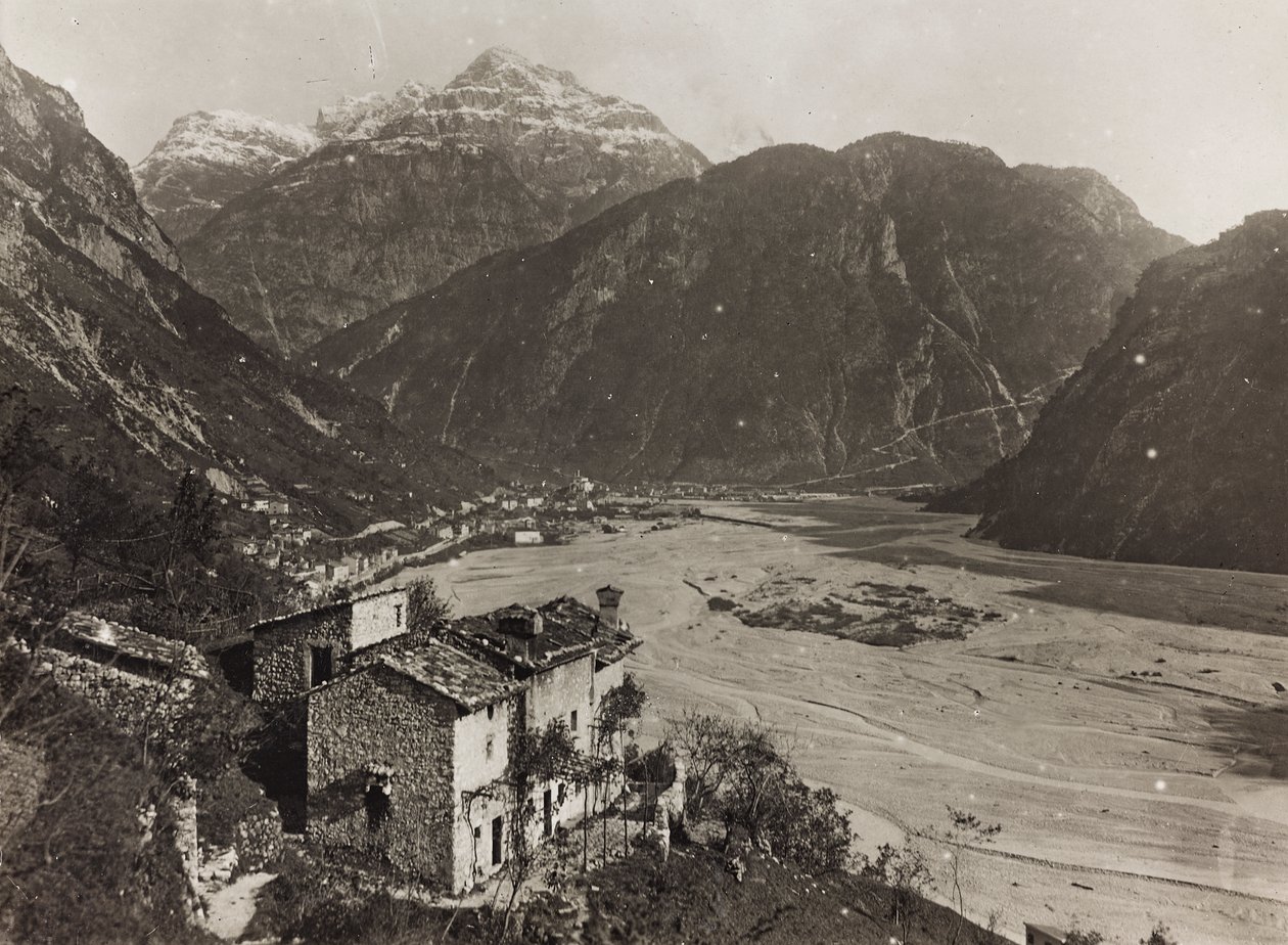 Album "Meine Weltkriegs-Erinnerungen Südwestfront (Kärnten, Italien, Südtirol) 31/03/1915-12/11/1918 - Josef Zohles Wien": Blick auf Chiusaforte (s/w Foto) von Josef Zohles
