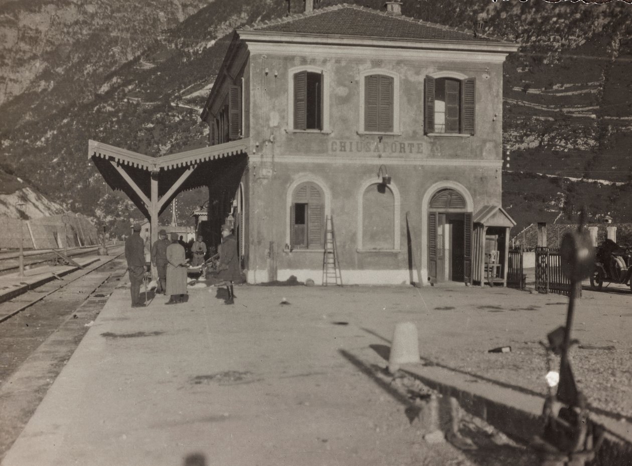 Album "Meine Weltkriegs-Erinnerungen Südwestfront (Kärnten, Italien, Südtirol) 31/03/1915-12/11/1918 - Josef Zohles Wien": Bahnhof von Chiusaforte (s/w Foto) von Josef Zohles