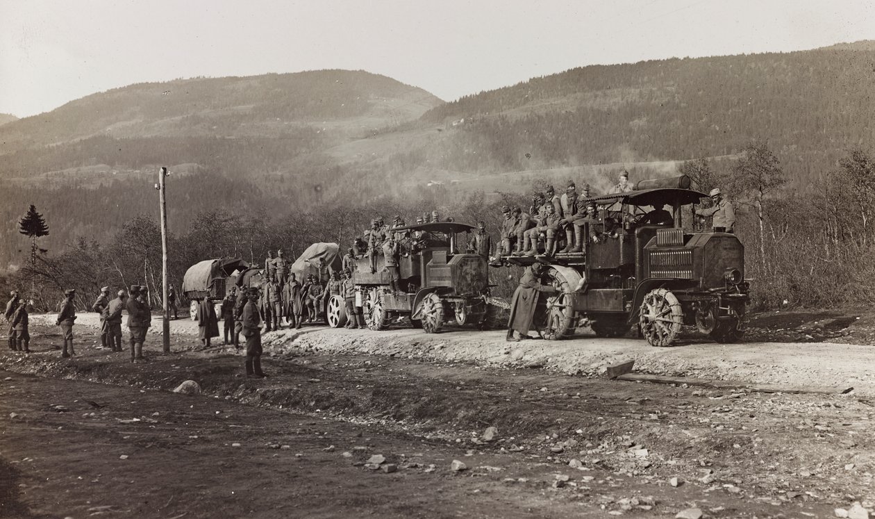 Album "Meine Weltkriegs-Erinnerungen Südwestfront (Kärnten, Italien, Südtirol) 31/03/1915-12/11/1918 - Josef Zohles Wien": Militärfahrzeuge in Hermagor (s/w Foto) von Josef Zohles