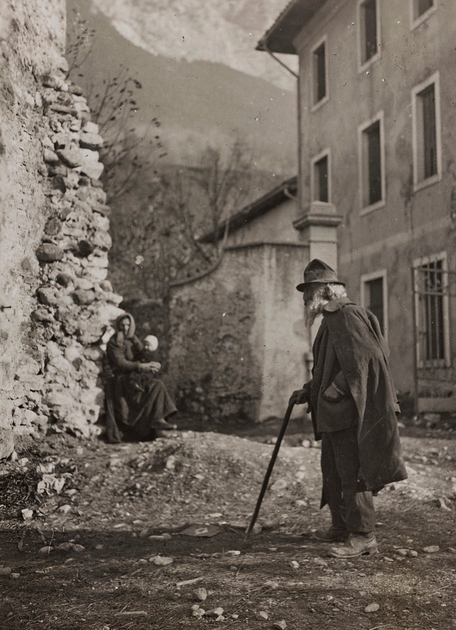 Album "Meine Weltkriegs-Erinnerungen Südwestfront (Kärnten, Italien, Südtirol) 31/03/1915-12/11/1918 - Josef Zohles Wien": alter Mann auf einer Landstraße (s/w Foto) von Josef Zohles