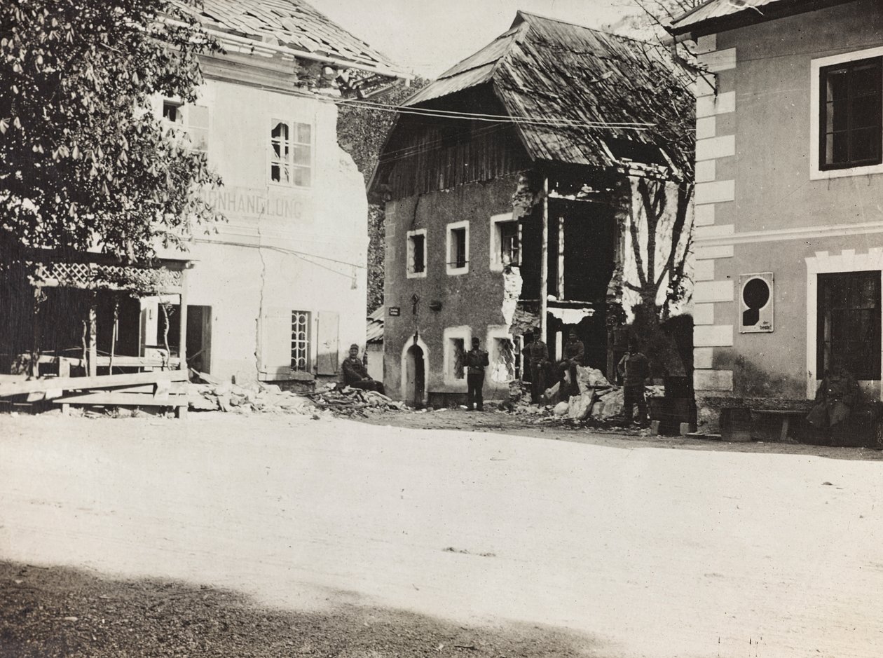 Album "Meine Weltkriegs-Erinnerungen Südwestfront (Kärnten, Italien, Südtirol) 31/03/1915-12/11/1918 - Josef Zohles Wien": Platz mit Trümmern (s/w Foto) von Josef Zohles