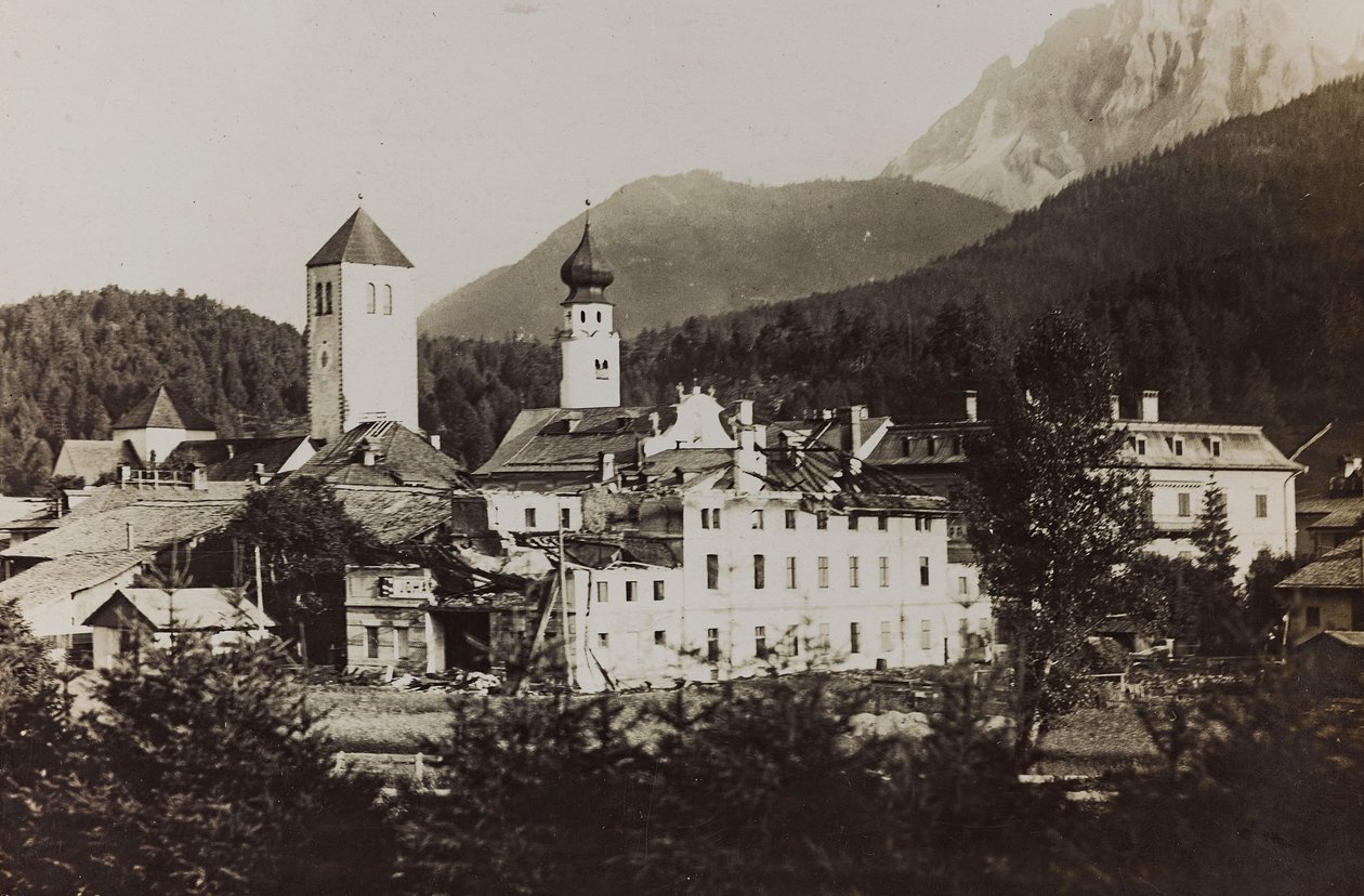 Album "Meine Weltkriegs-Erinnerungen Südwestfront (Kärnten, Italien, Südtirol) 31/03/1915-12/11/1918 - Josef Zohles Wien": Blick auf Toblach nach dem Bombardement von Josef Zohles