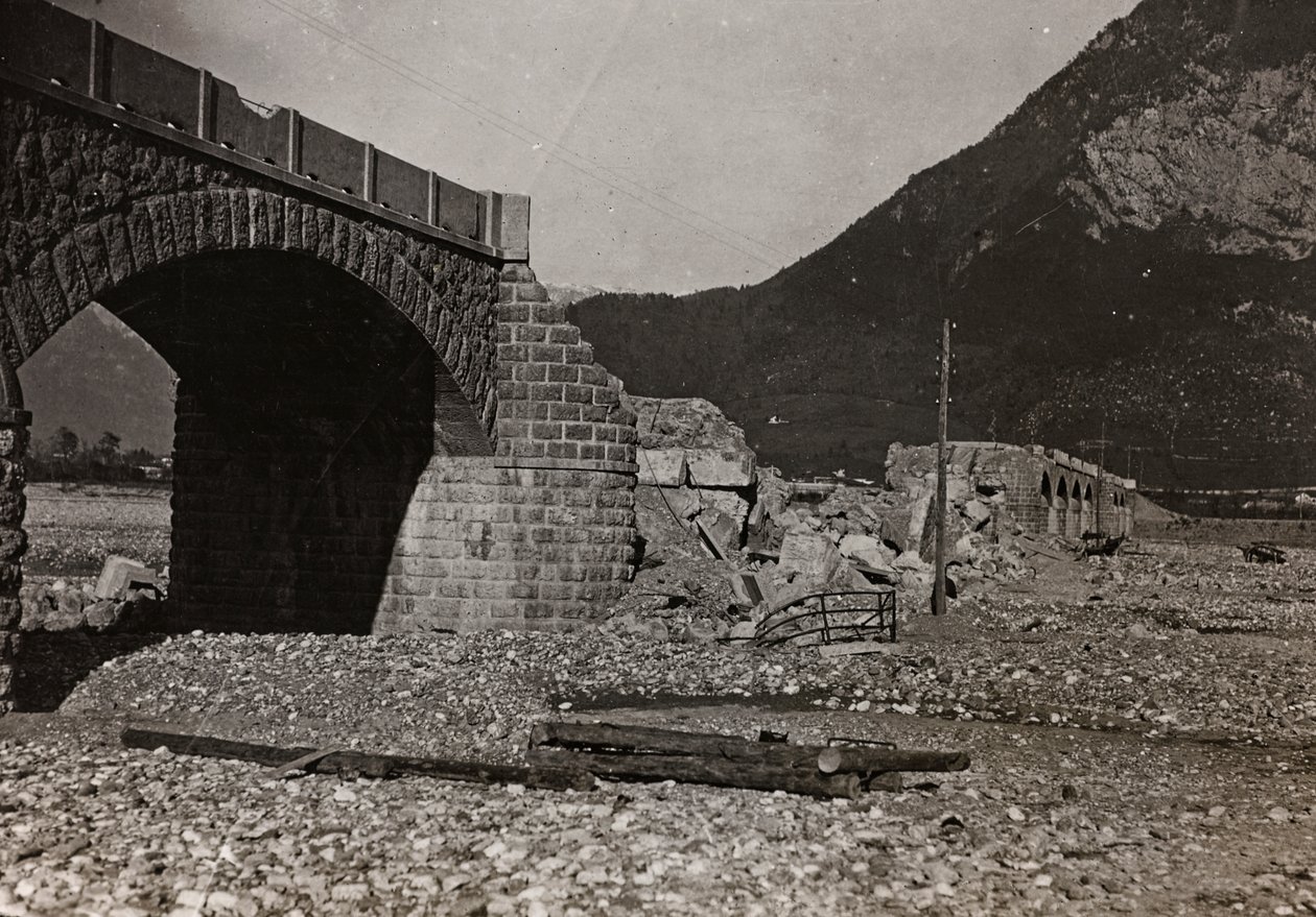 Album "Meine Weltkriegs-Erinnerungen Südwestfront (Kärnten, Italien, Südtirol) 31.03.1915-12.11.1918 - Josef Zohles Wien": Brücke in Tolmezzo (s/w Foto) von Josef Zohles