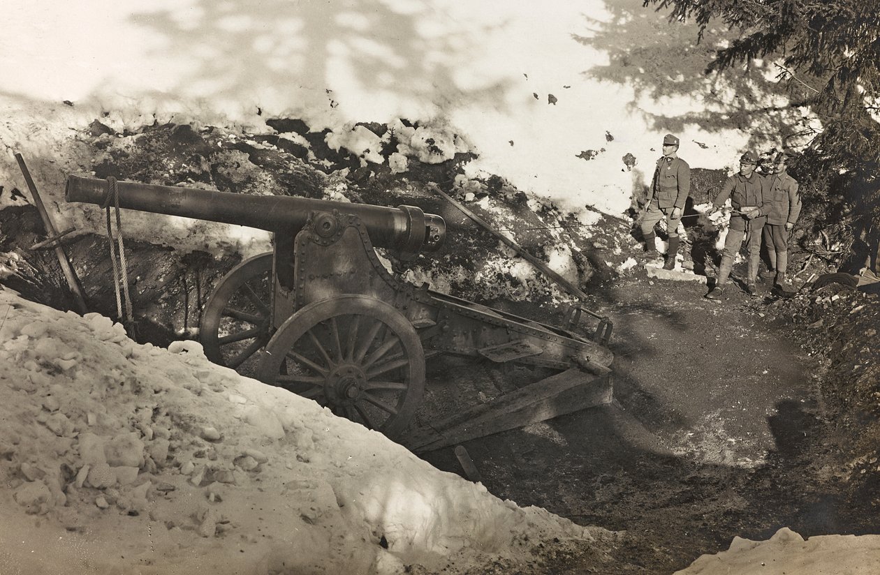 Album "Meine Weltkriegs-Erinnerungen Südwestfront (Kärnten, Italien, Südtirol) 31.03.1915-12.11.1918 - Josef Zohles Wien": Soldaten mit Kanone in Pra (s/w Foto) von Josef Zohles