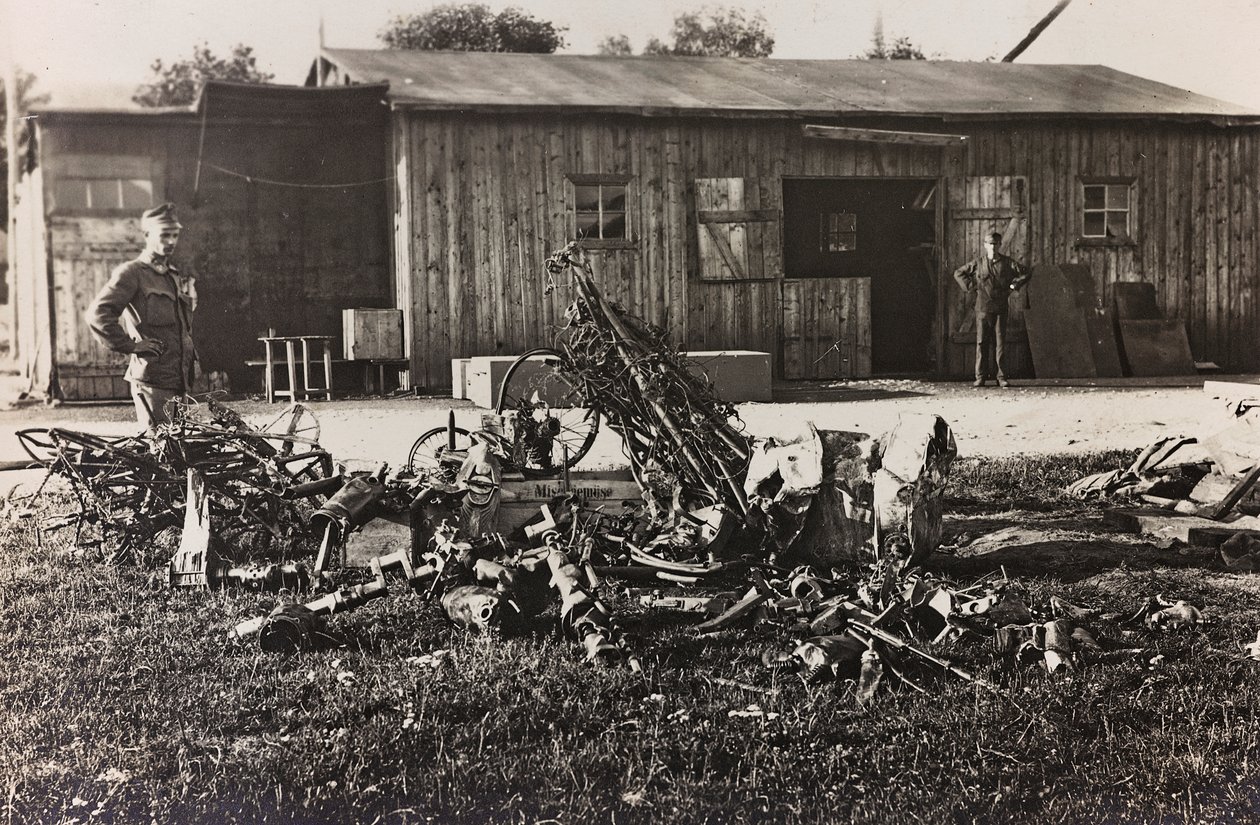 Album "Meine Weltkriegs-Erinnerungen Südwestfront (Kärnten, Italien, Südtirol) 31.03.1915-12.11.1918 - Josef Zohles Wien": Überreste eines italienischen Flugzeugs (s/w Foto) von Josef Zohles