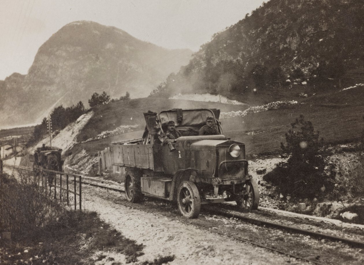 Album "Meine weltkriegs - Erinnerungen Südwestfront (Kärnten, Italien, Südtirol) 31/03/1915-12/11/1918 - Josef Zohles Wien": Militärfahrzeuge entlang der von Josef Zohles