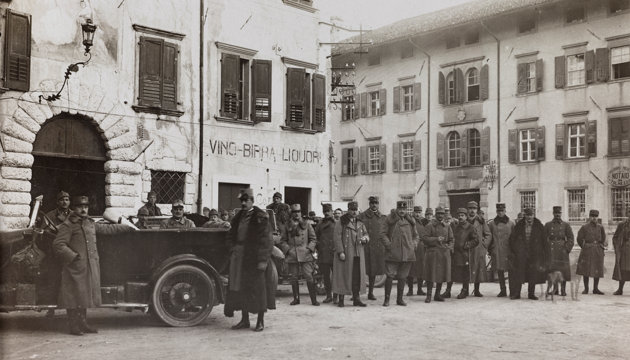 Album "Meine Weltkriegs-Erinnerungen Südwestfront (Kärnten, Italien, Südtirol) 31/03/1915-12/11/1918 - Josef Zohles Wien": Soldaten in Tolmezzo von Josef Zohles