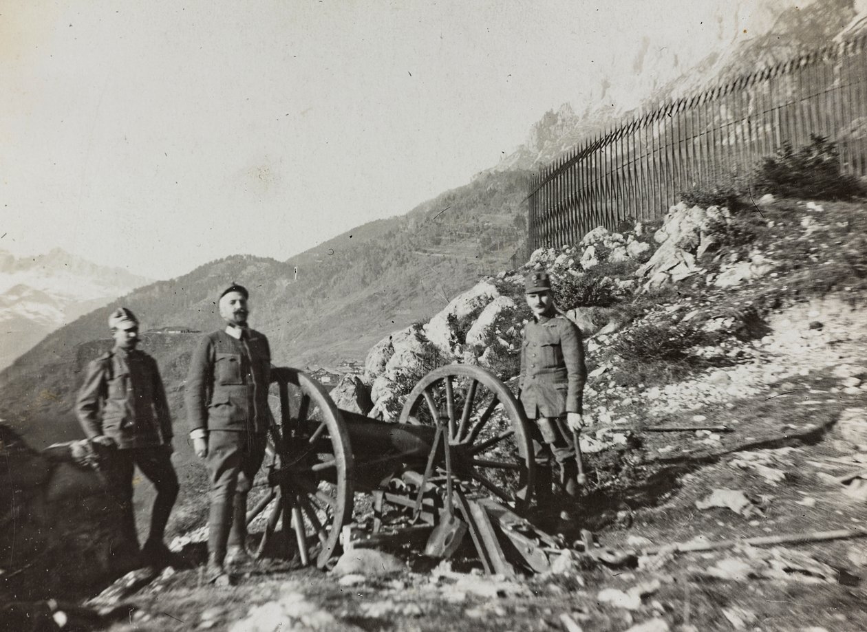 Album "Meine weltkriegs - Erinnerungen Südwestfront (Kärnten, Italien, Südtirol) 31/03/1915-12/11/1918 - Josef Zohles Wien": Soldaten mit Kanone von Josef Zohles
