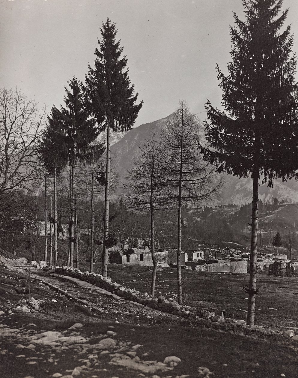 Album "Meine weltkriegs - Erinnerungen Südwestfront (Kärnten, Italien, Südtirol) 31/03/1915-12/11/1918 - Josef Zohles Wien": Trümmer von Pliczna von Josef Zohles