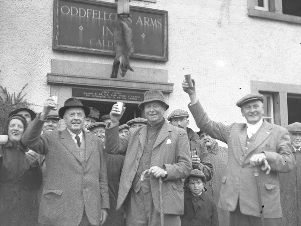 Eine Gruppe von Männern, Frauen und Kindern, die Gläser zum Feiern erheben, vor dem Oddfellows Inn von Joseph Hardman