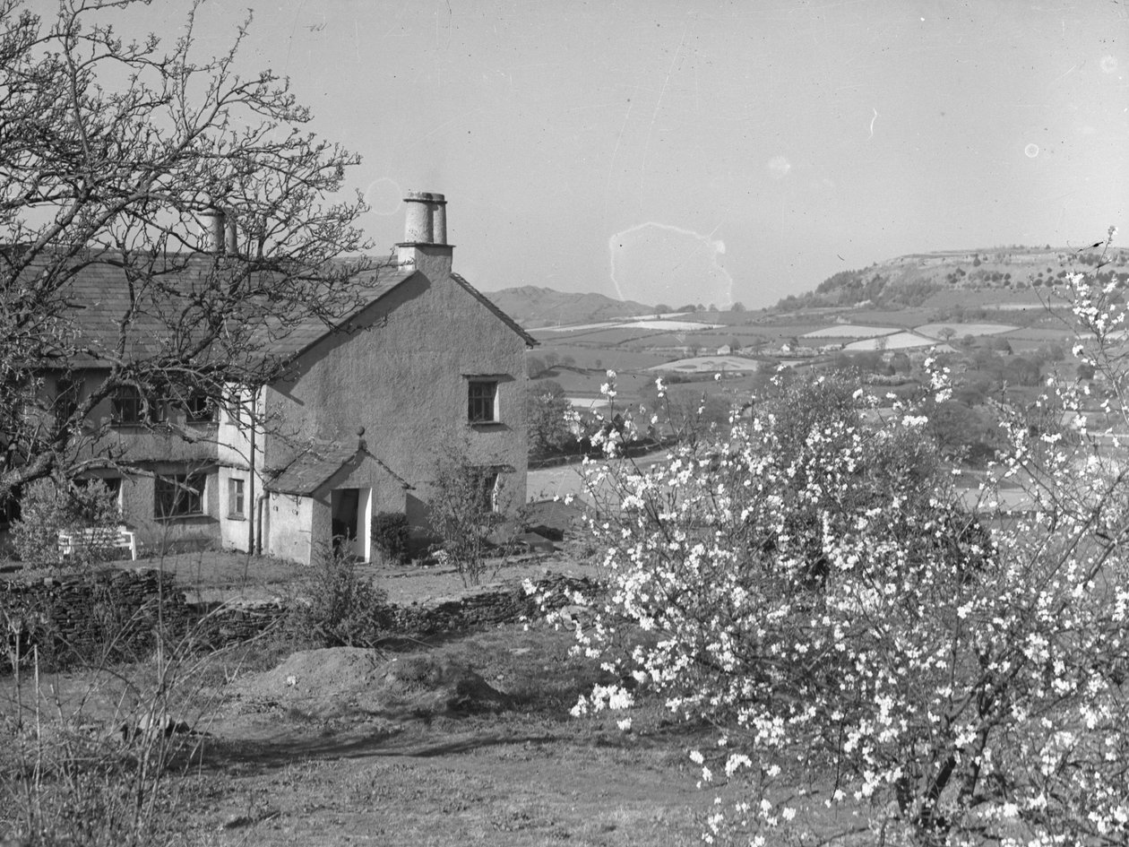 Teilansicht eines Gebäudes umgeben von Ackerland von Joseph Hardman