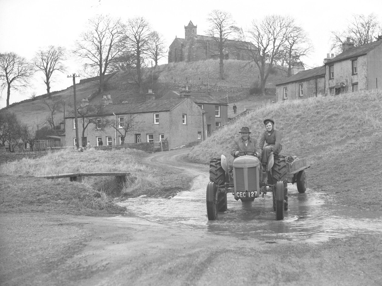 Mann und Frau fahren Traktor durch Furt bei Crosby Garret von Joseph Hardman