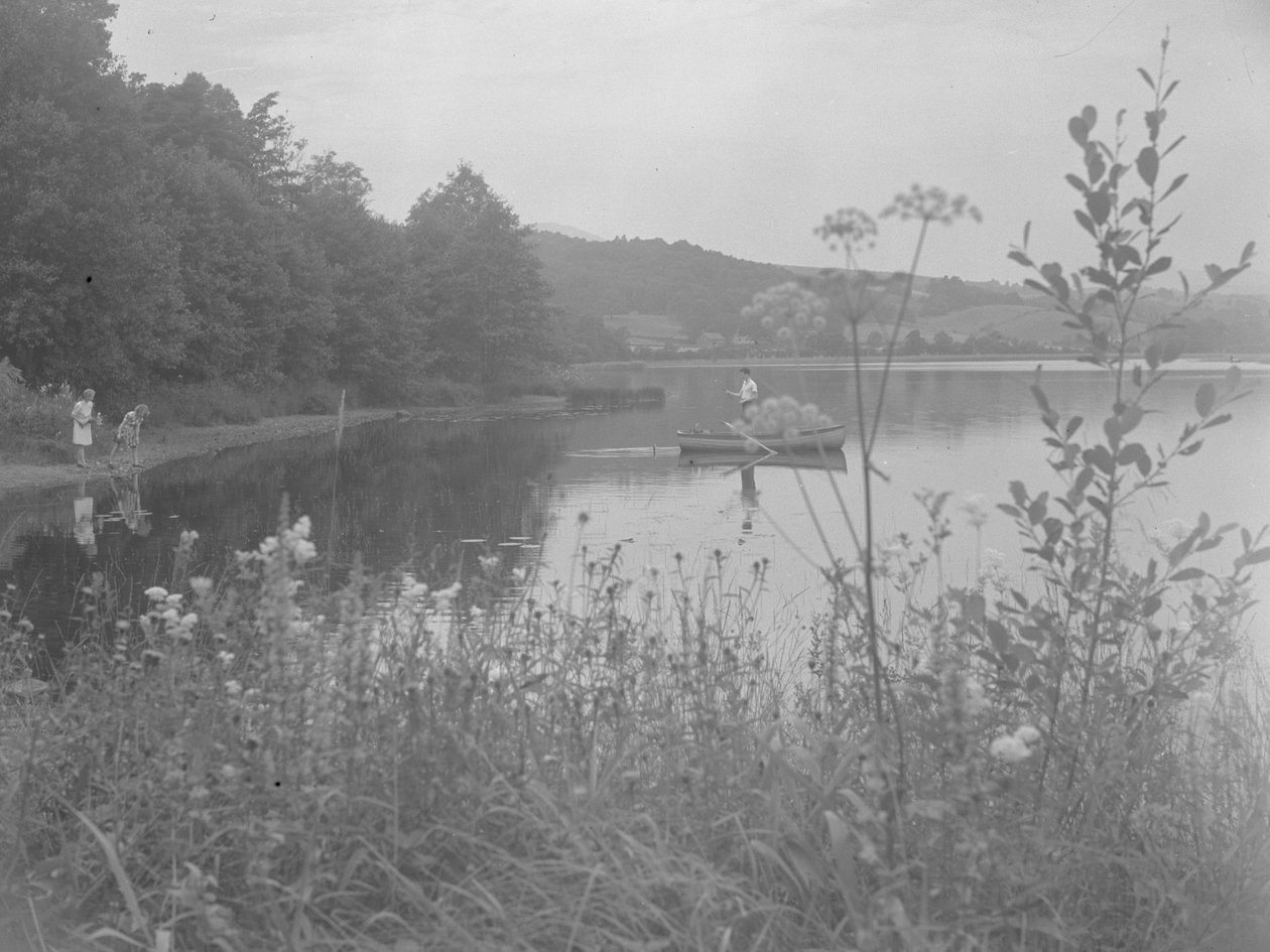 Mann angelt in einem Boot auf Esthwaite Water und zwei Mädchen am Ufer von Joseph Hardman