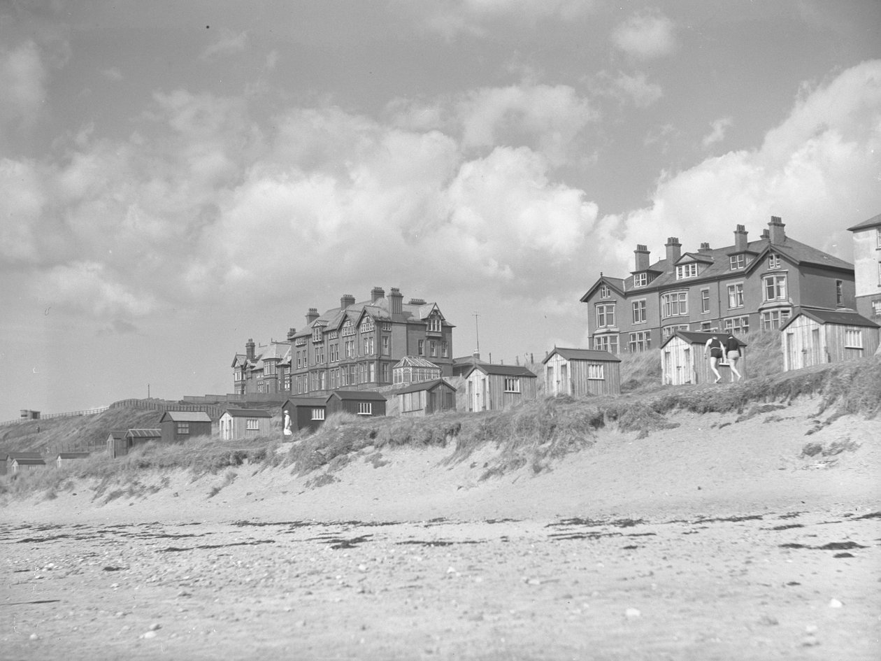 Blick vom Silloth Strand auf Strandhütten und Häuser entlang der Küste; Meereslandschaft von Joseph Hardman