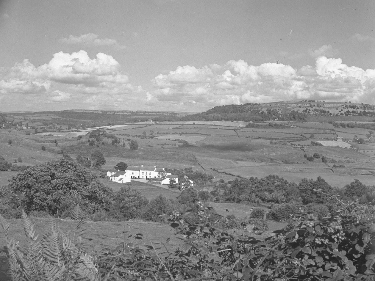 Ansicht eines Gebäudes im Ackerland von Joseph Hardman