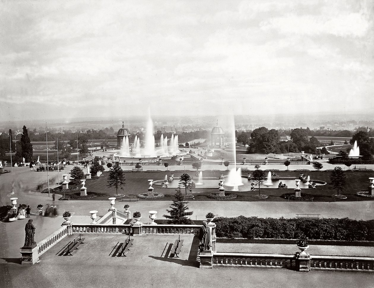Der Kristallpalast in London: Terrassen und Brunnen, ca. 1870 (s/w Foto) von Joseph Paxton