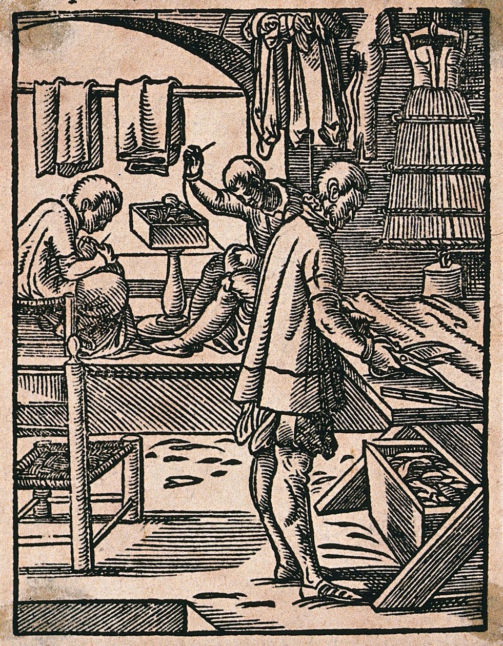 Ein Schneider schneidet Stoff mit einer Schere, während seine Kollegen an einer Bank nähen. Holzschnitt von J. Amman. von Jost Amman