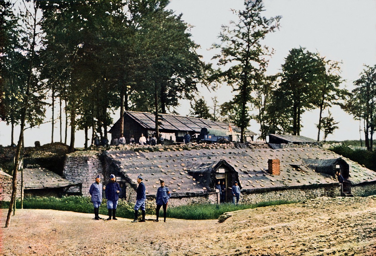 Französische Soldaten in einer Ambulanzstation vier Meilen hinter der Front, Verdun, 1916 von Jules Gervais Courtellemont