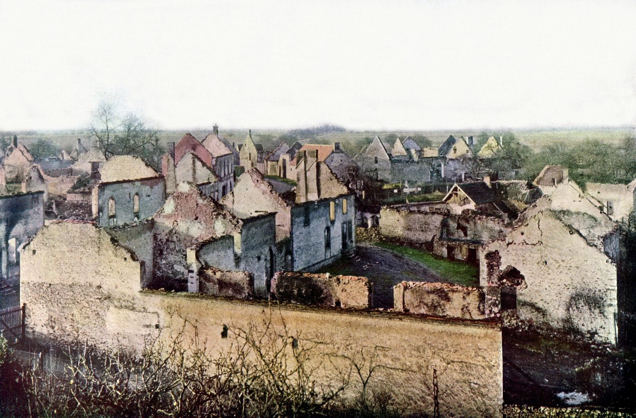 Das stark beschädigte Dorf Châtillon-sur-Morin, südlich von Esternay während der Schlacht an der Marne östlich von Paris, September 1914 von Jules Gervais Courtellemont