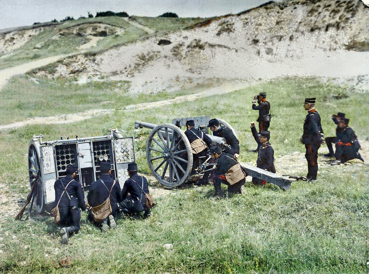 Französische Soldaten mit einem Mörser während der Schlacht an der Marne östlich von Paris, September 1914 von Jules Gervais Courtellemont