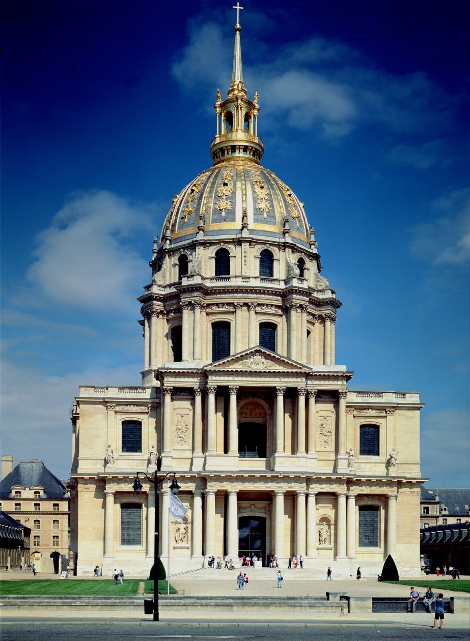 Außenansicht der Kirche, begonnen 1676 von Jules Hardouin Mansart