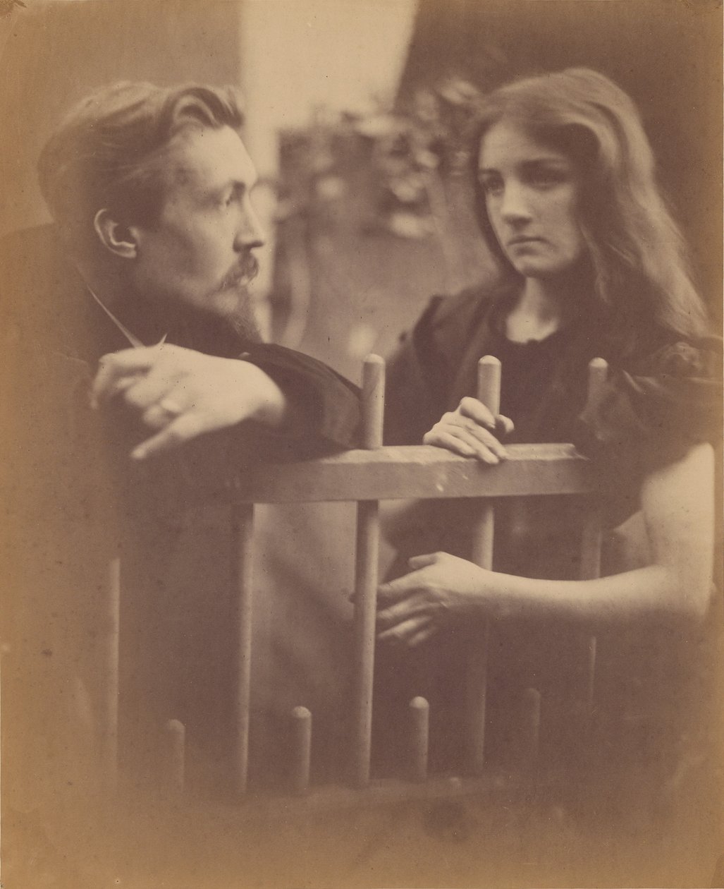 [Junger Mann und Frau lehnen an einem Lattenzaun] von Julia Margaret Cameron