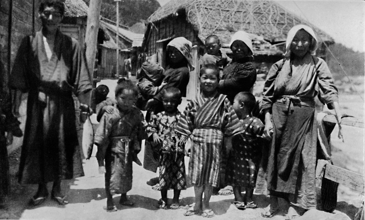 Große Familie junger Fischer in Nabuto, mit neun Kindern, um 1900, 1921 von Julian Leonard Street