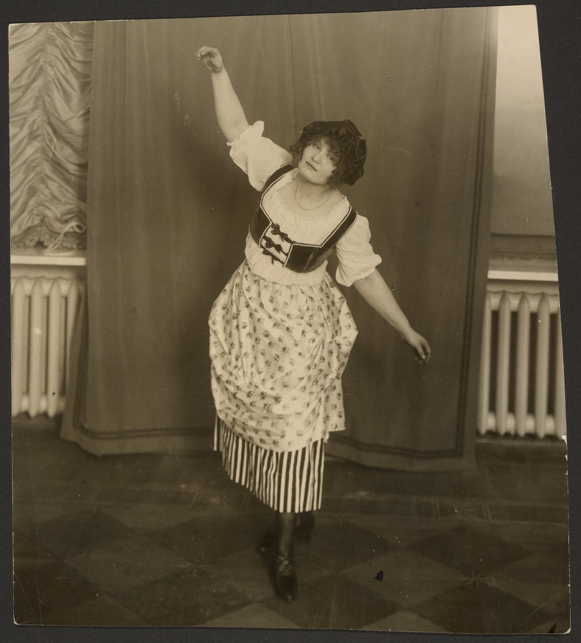 Mlle Vera Gartang im Ballett "Music Box" von Karl Karlovitz Bulla