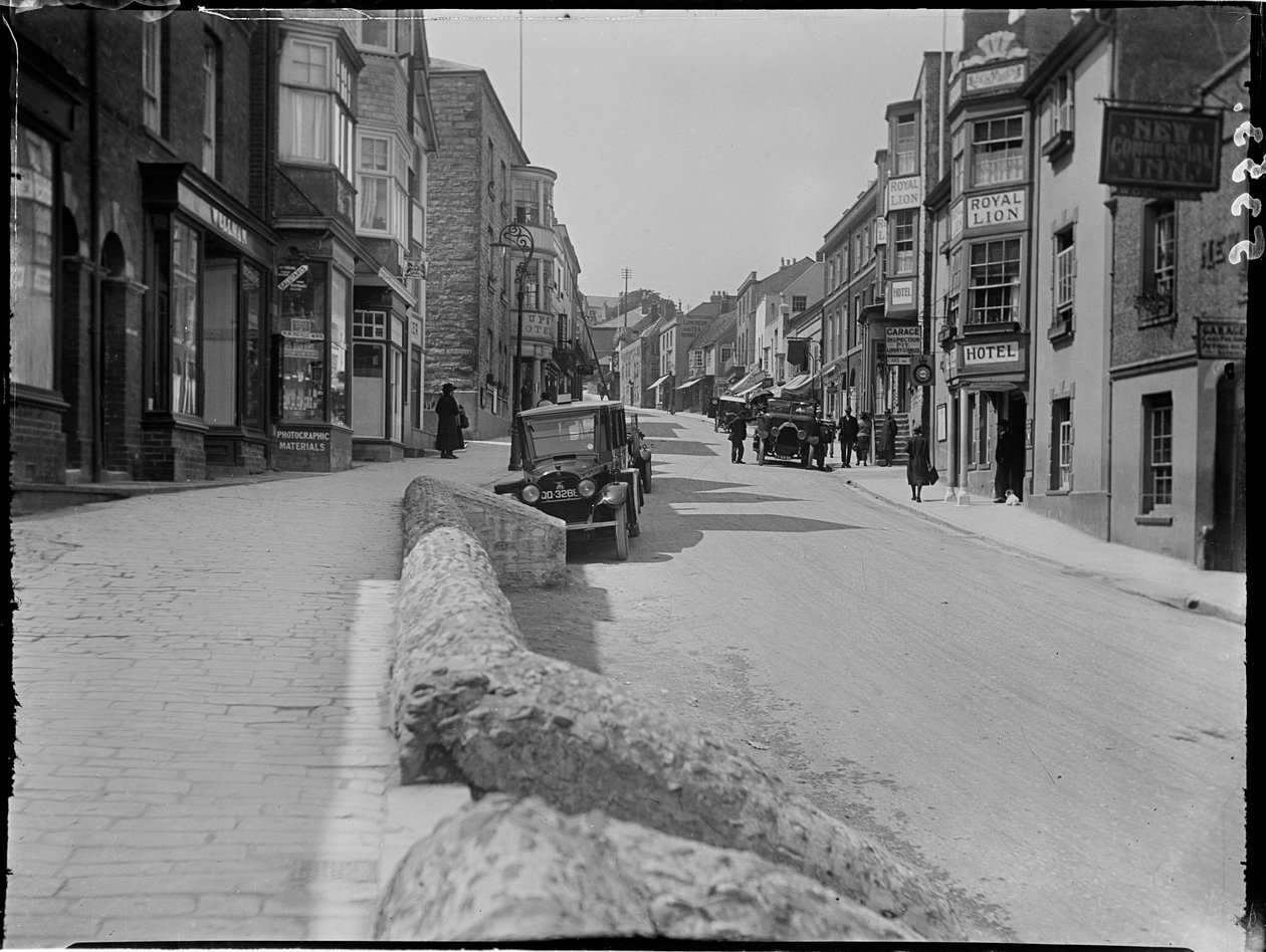 Broad Street, Lyme Regis, Dorset von Katherine Jean Macfee