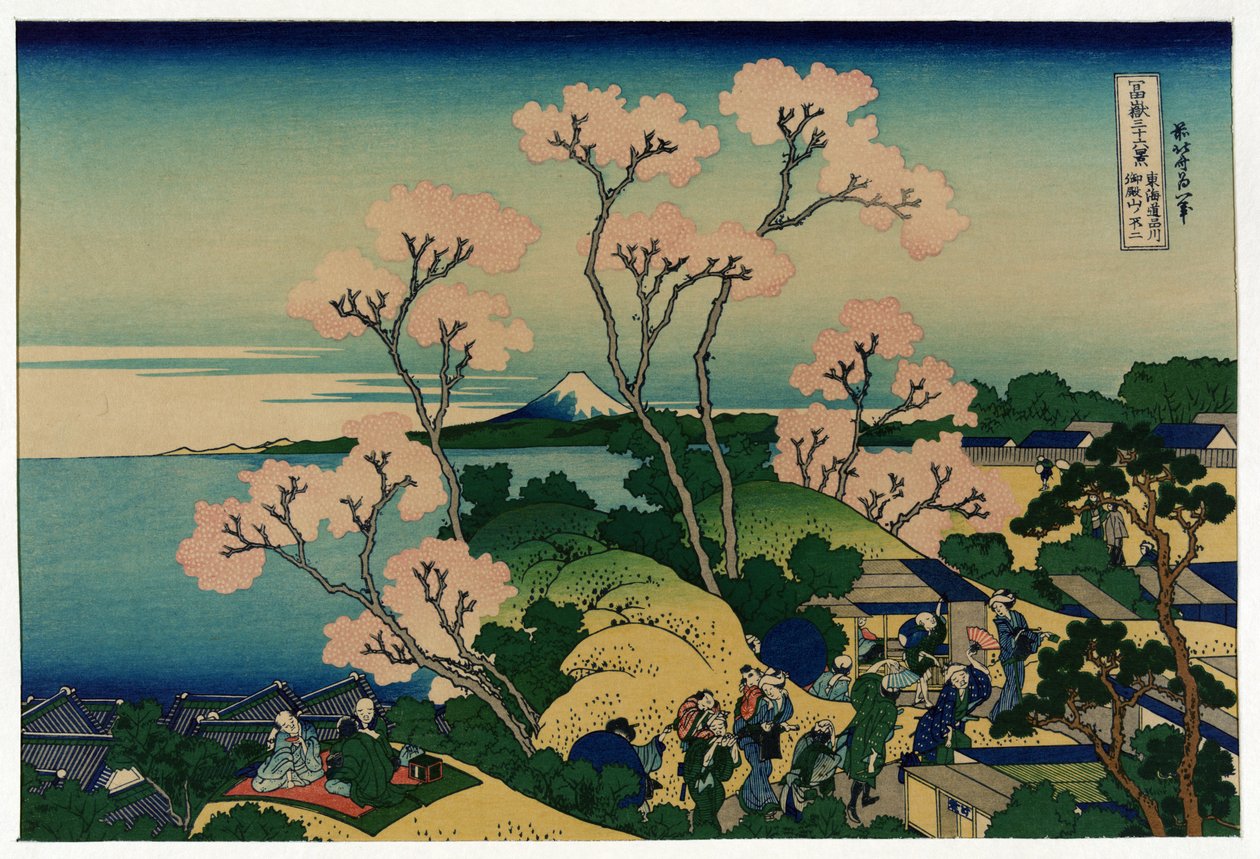 Eine Gruppe japanischer Menschen unter Kirschbäumen zur Blütezeit in Shinagawa, Tokaido-Straße, Japan, mit Blick auf den Fuji im Hintergrund von Katsushika Hokusai
