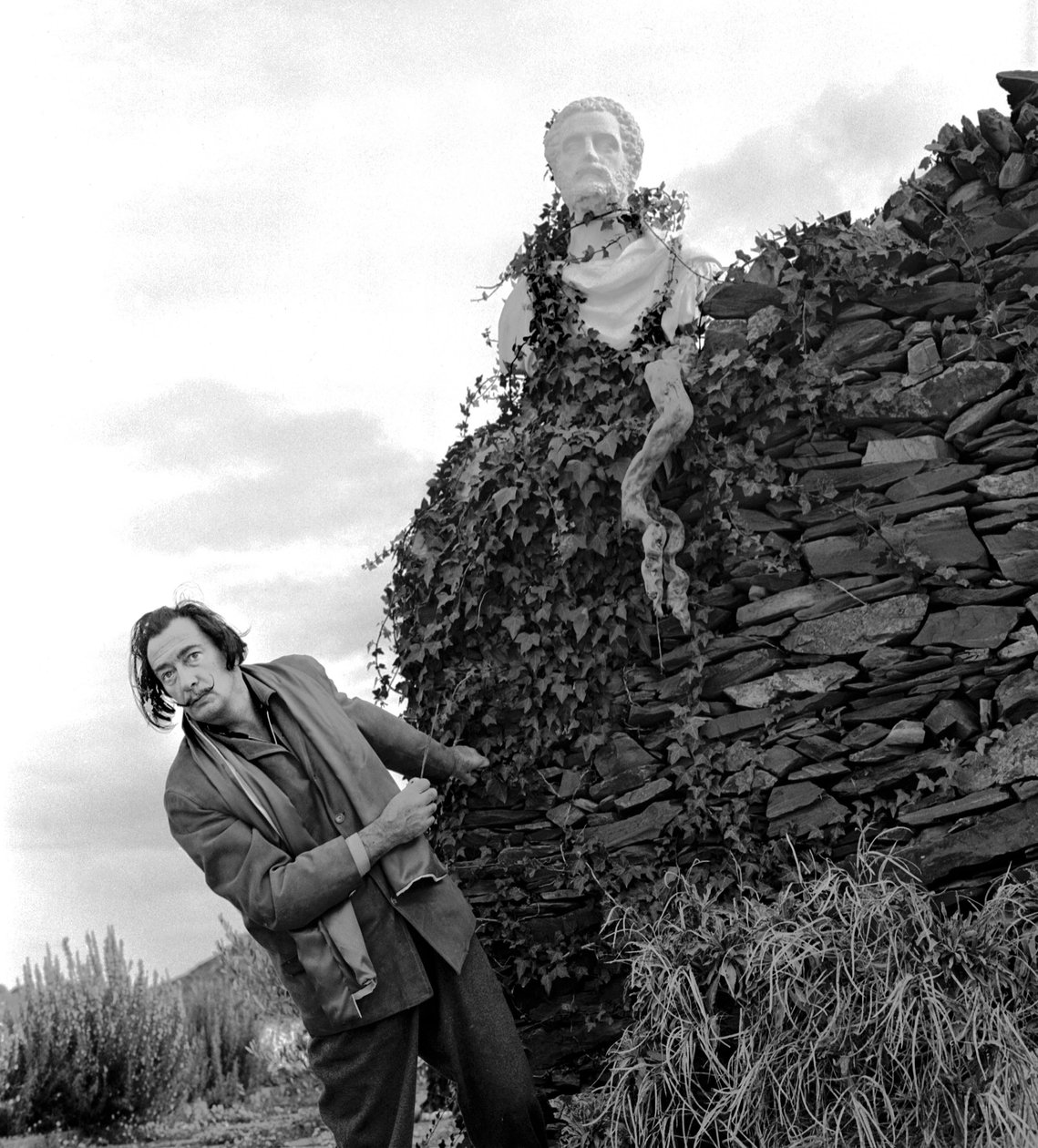 Salvador Dali in Port Lligat, November 1957 von Alec Hunter