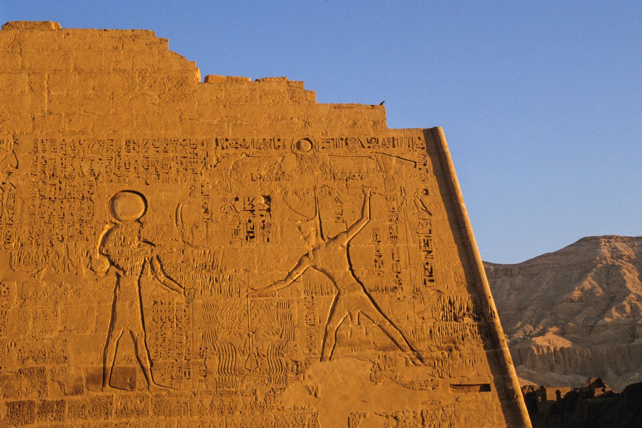 Ramses III. schlägt Feinde, Haupttempel, Pylon, Medinet Habu, Neues Reich, Ägypten, szenisch von Kenneth Garrett