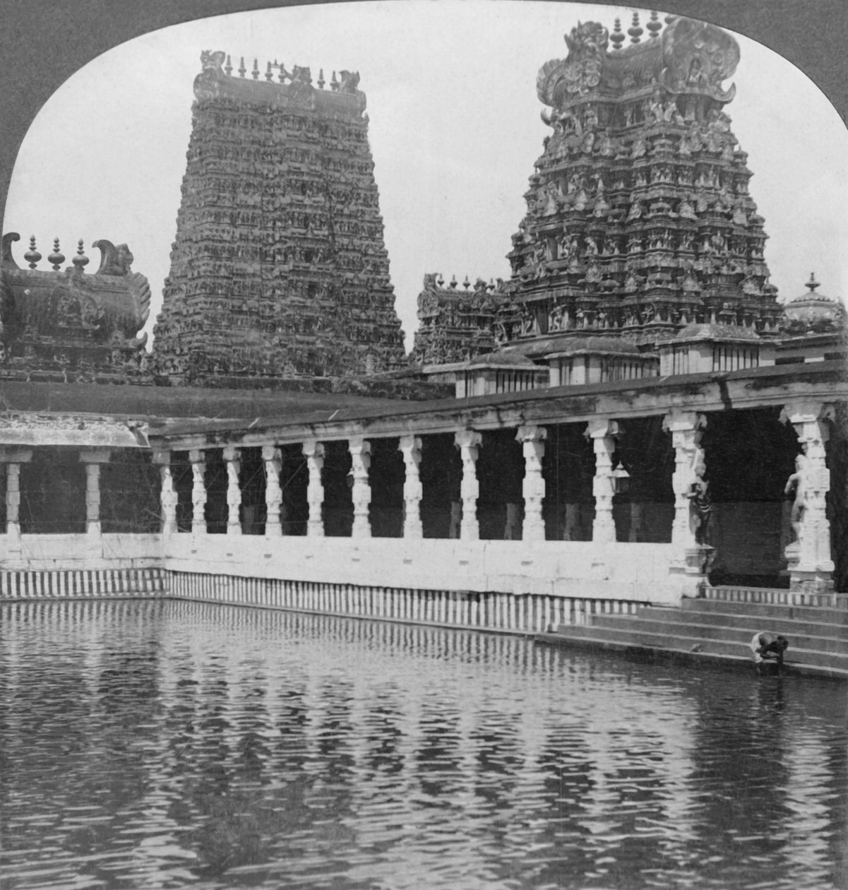 Heiliger Goldener Liliensee und Pagoden - Großer Tempel zu Siva, Madura, Südindien, 1901 von Keystone View Company