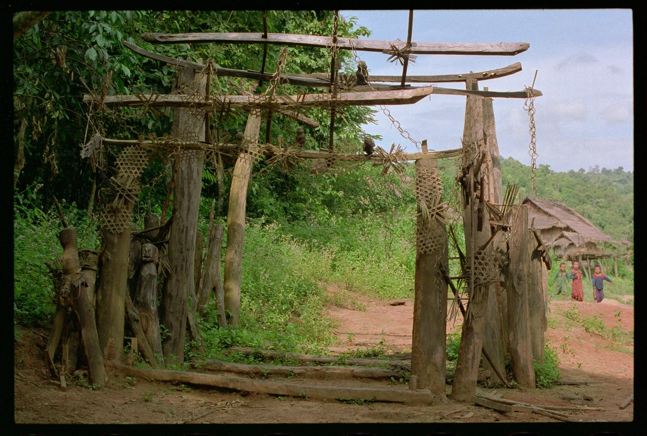 Geistertor am Eingang eines Akkha-Dorfes von School Laotian