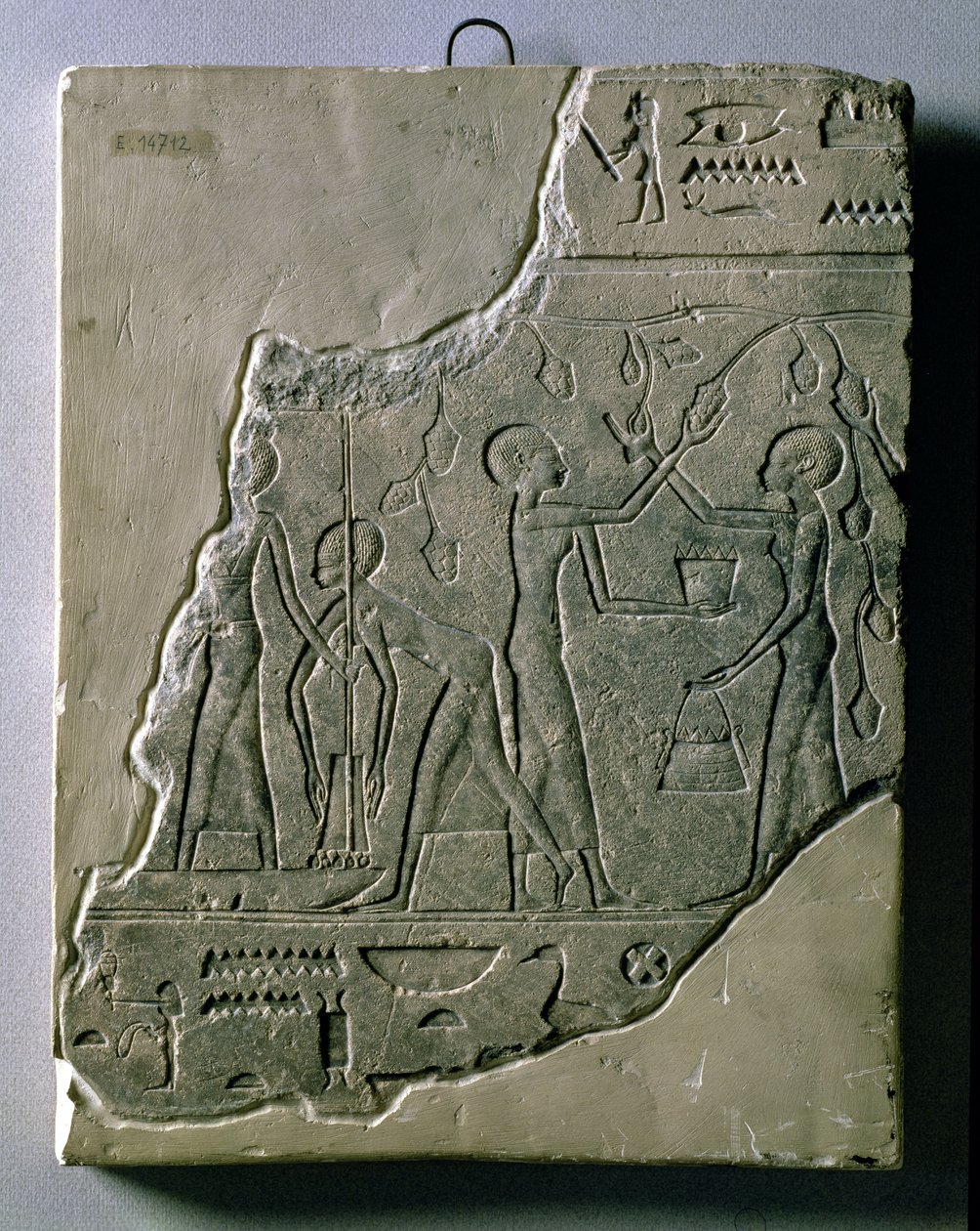 Basrelief von Priesterinnen, die Trauben sammeln, 26.-30. Dynastie von Late Period Egyptian