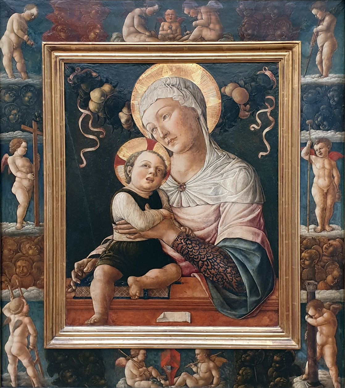 Maria mit dem Kind, in gemaltem Rahmen mit Cherubinen von Lazzaro Bastiani