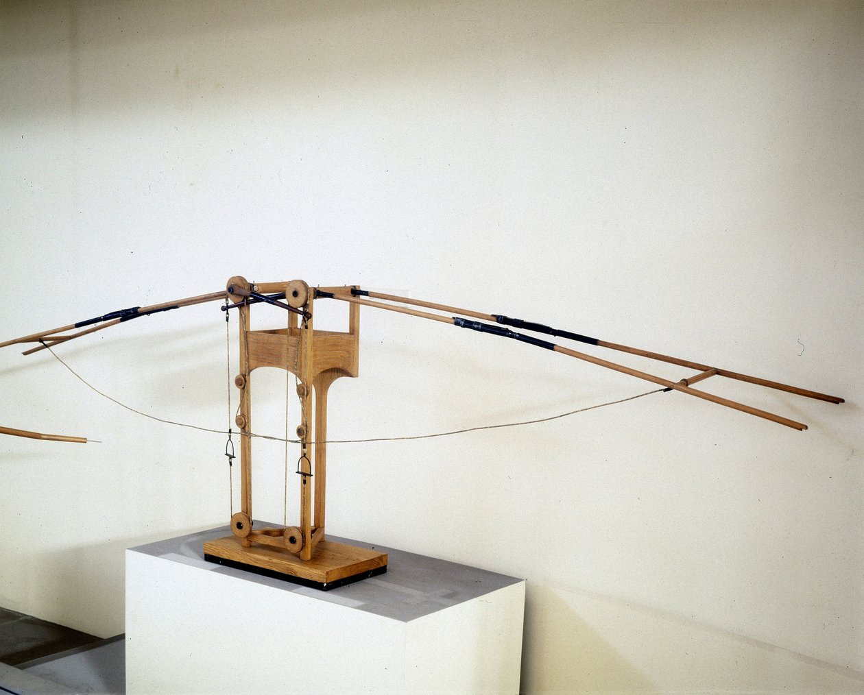 Maschine zum Fliegen mit Flügeln, Modell nach der Zeichnung von Leonardo da Vinci. Museum für Wissenschaft und Technik, Mailand. von Leonardo da (after) Vinci