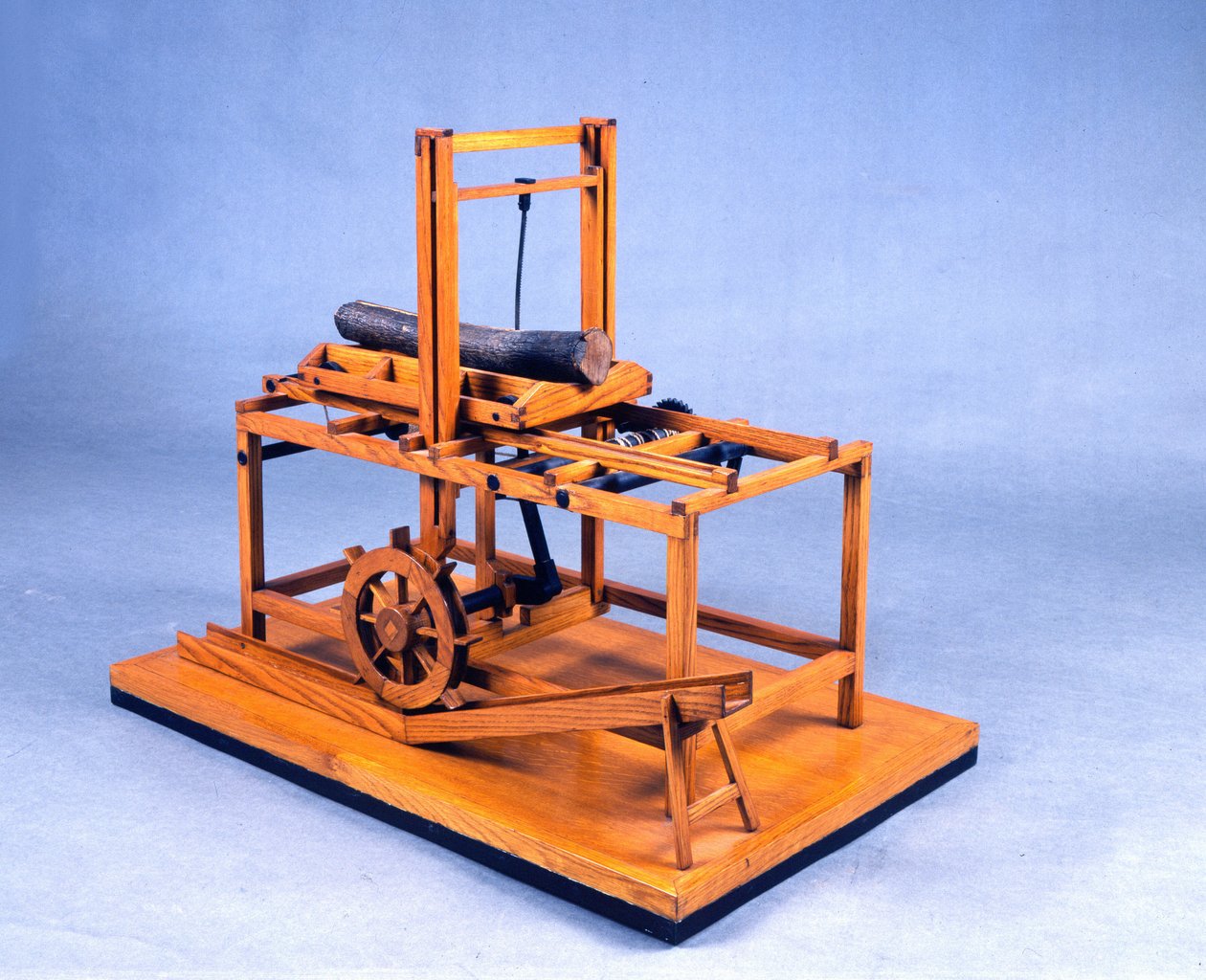 Holzmodell einer hydraulischen Säge, betrieben durch Zahnräder und Wasser. Nach einer Zeichnung von Leonardo da Vinci (1452-1519) von Leonardo da (after) Vinci
