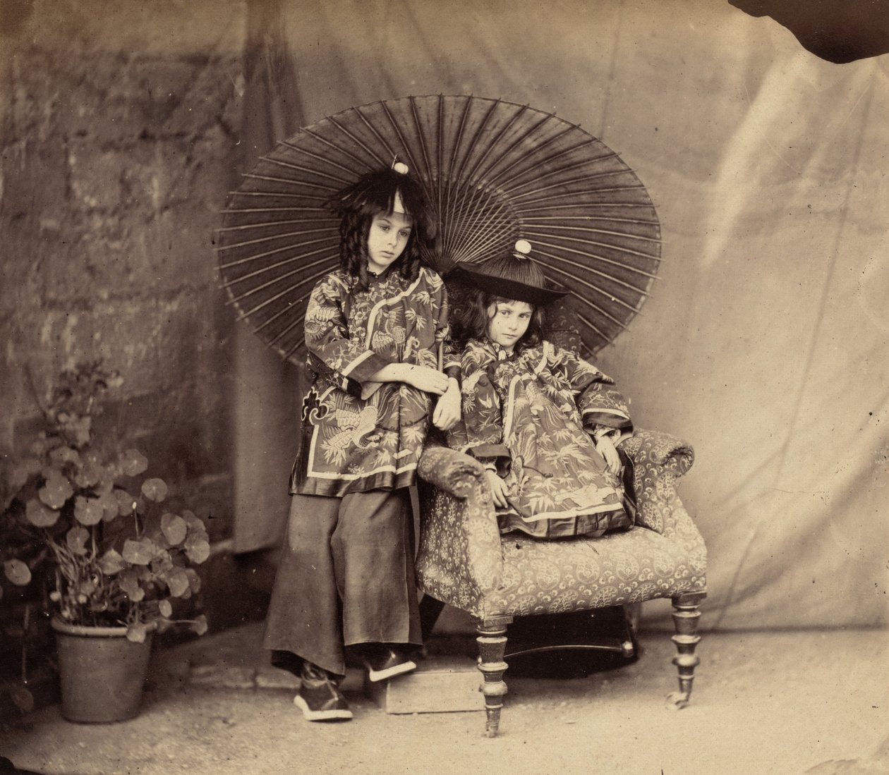 Lorina und Alice Liddell in chinesischer Kleidung, 1860 von Lewis Carroll