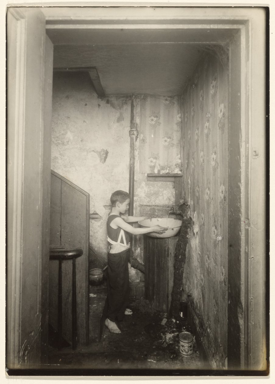 Ein Wasserhahn für das ganze Mietshaus, N.Y. von Lewis W. Hine
