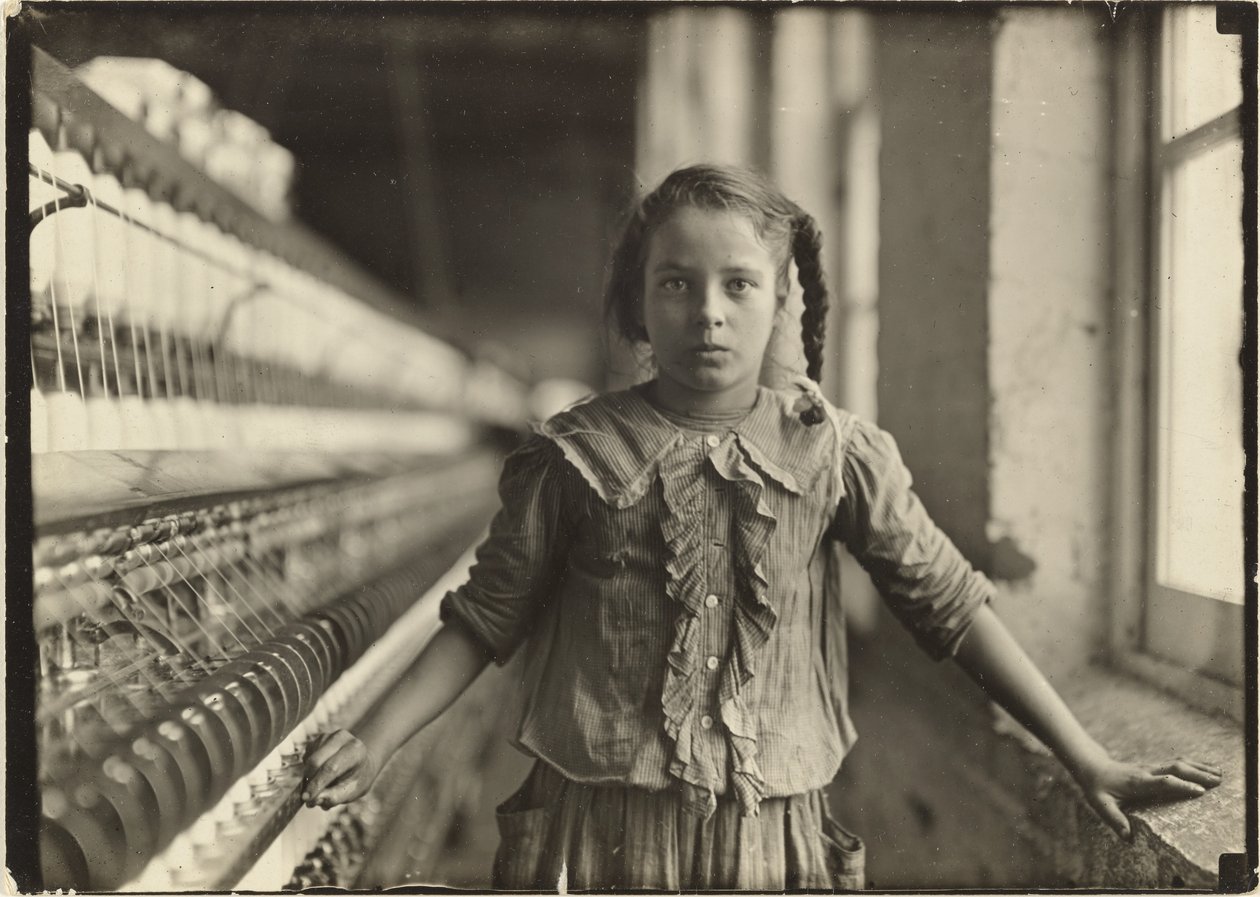 Zehnjähriger Spinner in einer Baumwollspinnerei in North Carolina von Lewis W. Hine
